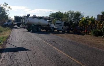 Balaceras provocan bloqueos carreteros en Michoacán