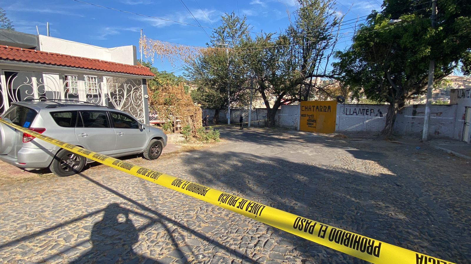 Abandonan cadáver amarrado de pies y manos dentro de un costal