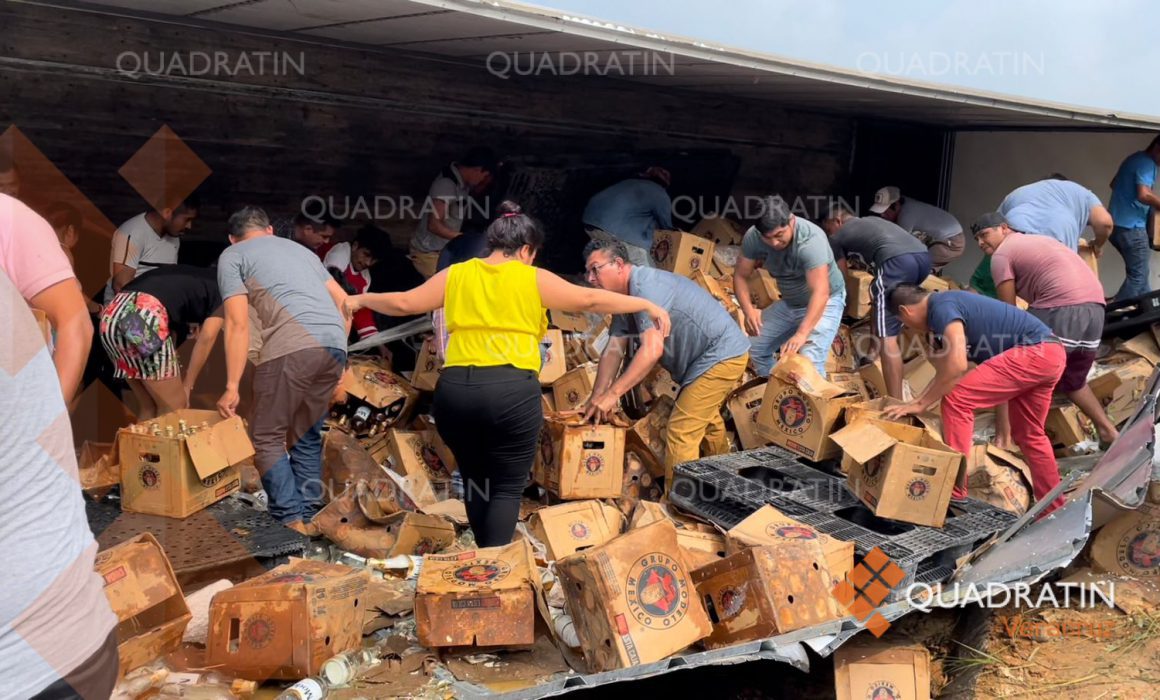 Se surten de cerveza tras volcadura de tráiler en Veracruz