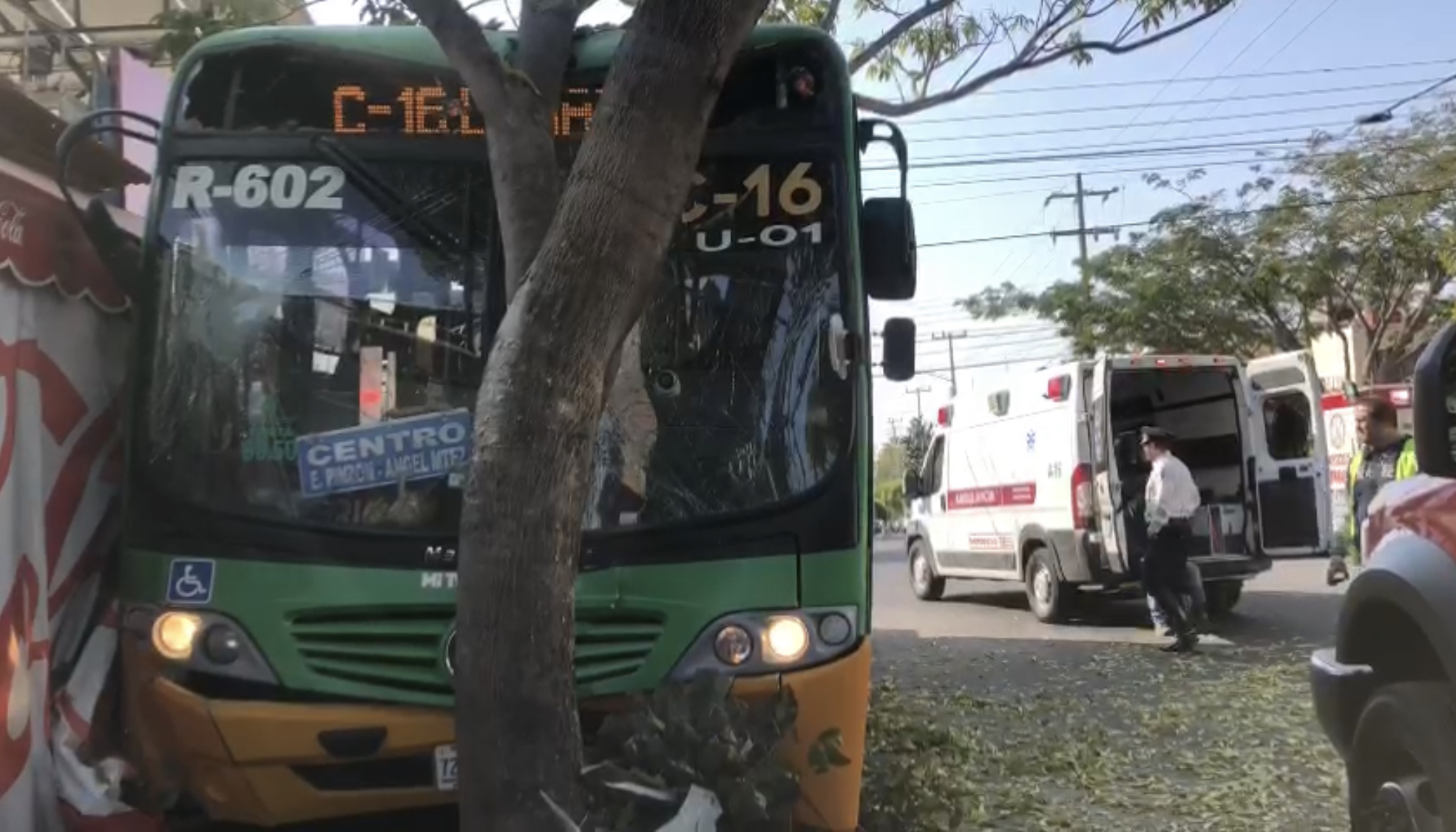 Se desmaya conductor de transporte público y choca su unidad