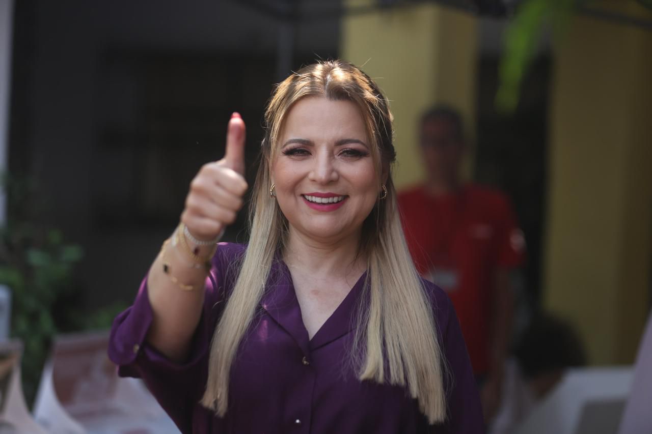 Ejerce Claudia Delgadillo su voto adelanta que festejaría en la Minerva