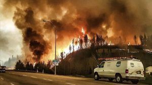 CAN03 FORT MCMURRAY CANADA 03 05 2016 - Fotografia facilitada por el usuario de Twitter jeromegarot hoy 5 de mayo de 2016 que muestra las llamas durante un incendio en Fort McMurray Canada el pasado 3 de mayo de 2016 Las condiciones meteorologicas dificultan las tareas de extincion del incendio que ha obligado a evacuar los alrededor de 70 000 habitantes de la ciudad canadiense de Fort McMurray en el noroeste del pais Otras 18 000 personas de localidades cercanas han sido tambien evacuadas a centros al norte y sur de la ciudad situada a unos 2 600 kilometros al noroeste de Toronto y en la que viven miles de trabajadores del sector petrolifero canadiense muchos de ellos extranjeros EFE Twitter Com Jeromegarot ATENCION EDITORES EPA UTILIZA ESTA IMAGEN DE UNA FUENTE ALTERNATIVA Y NO PUEDE CONFIRMAR SU CONTENIDO AUTENTICIDAD LUGAR FECHA Y FUENTE SOLO USO EDITORIAL NO VENTAS