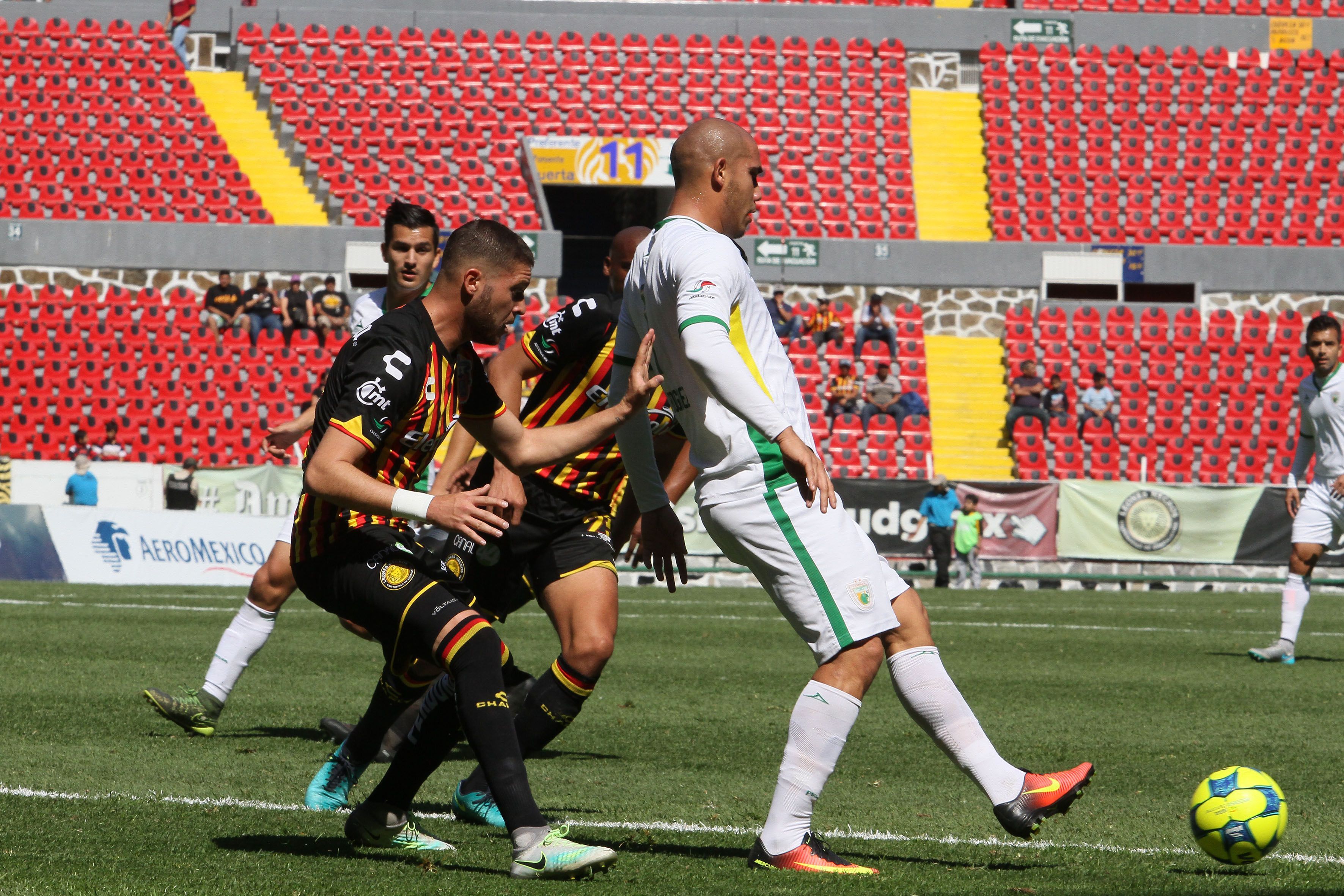 Otra vez por la mínima, pero Leones Negros sigue perfecto en el Jalisco