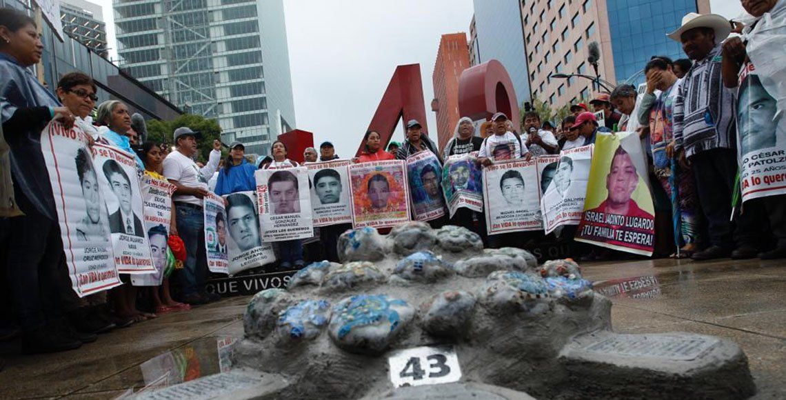 Marchan en CDMX con lluvia por los desaparecidos de Ayotzinapa ...