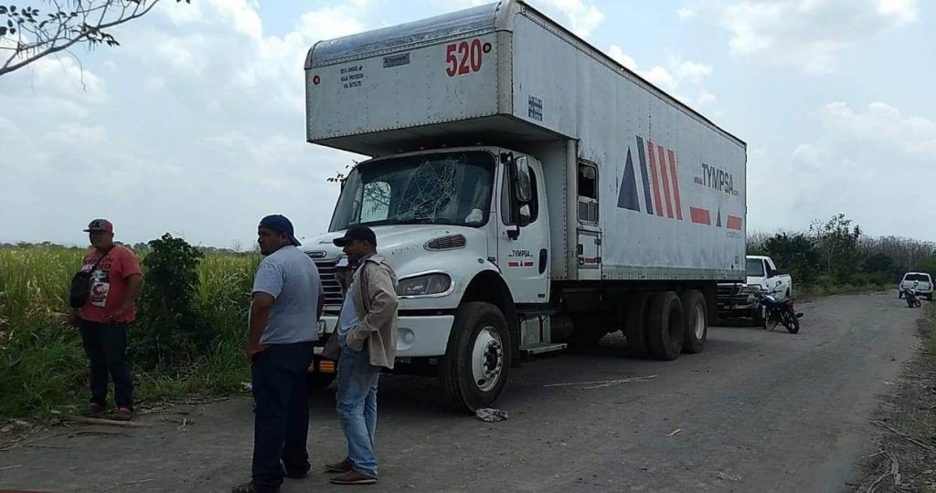 Rescatan a 35 Guatemaltecos ABANDONADOS en camión en camino rural de TierraBlanca, Veracruz. Noticias en tiempo real