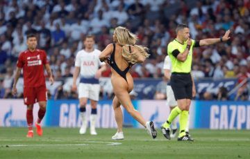 Modelo invade campo de juego en plena final de la Champions League