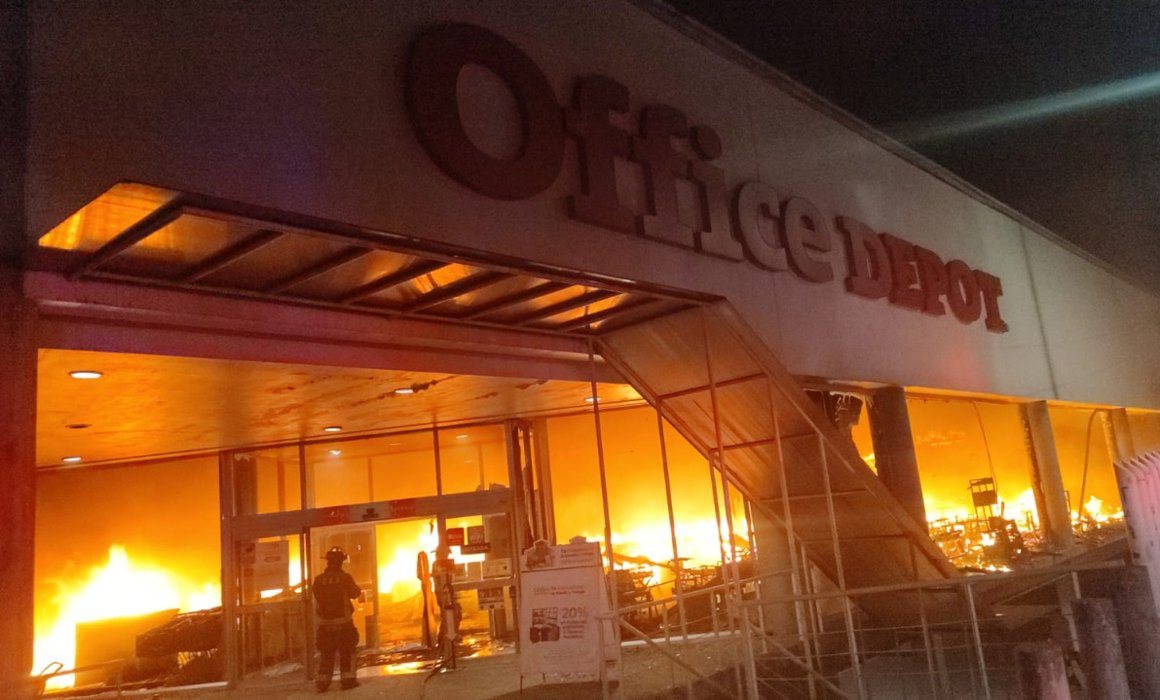 Evacuan a 100 personas por incendio de Office Depot la CDMX