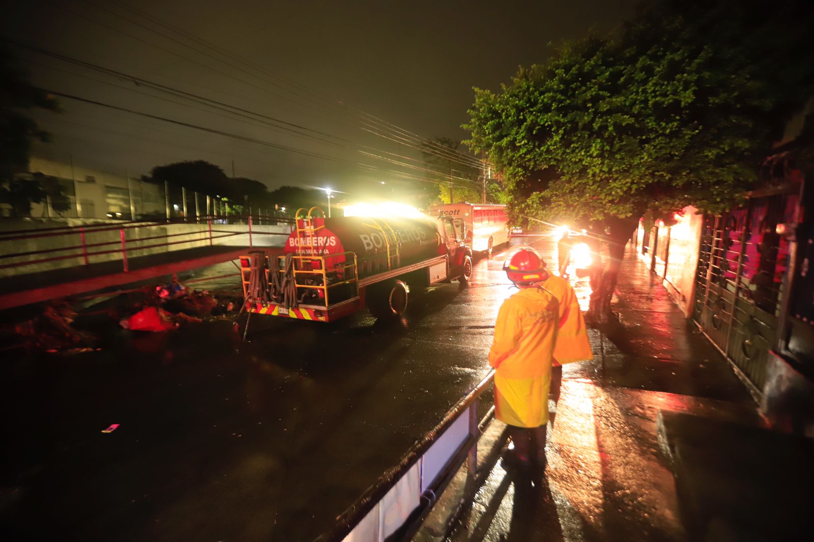 Deja Lluvia Inundaciones En Calles Y Casas, Autos Varados Y Un Muerto