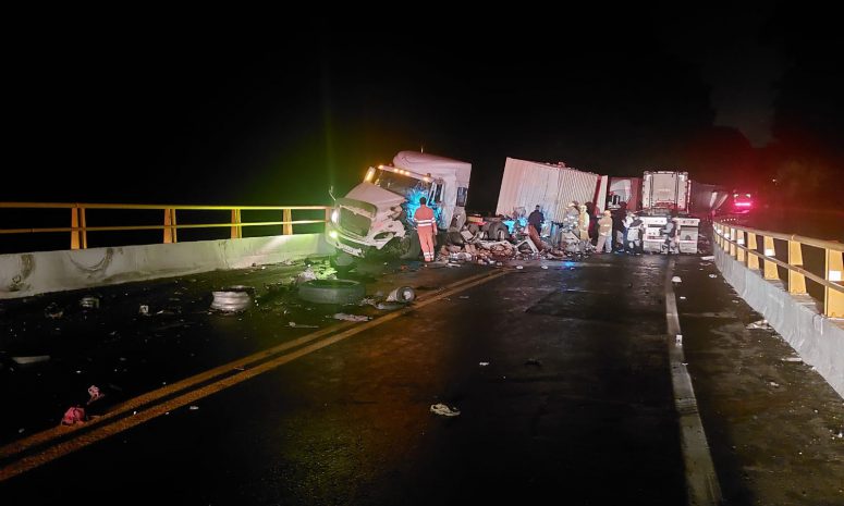 Carambola de pesados en Tuxpan deja un muerto y carretera cerrada
