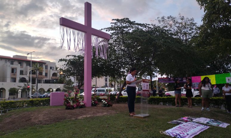 Reinstalan memorial de la mujer en Puerto Vallarta