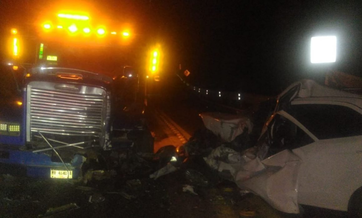 Choque de frente entre auto y tráiler en la Siglo 21 deja un muerto ...