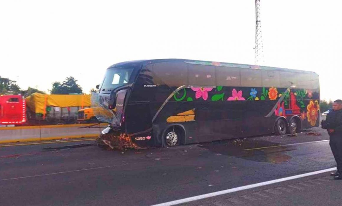 Choque de autobús con tráiler en Puebla deja un muerto y 6 heridos ...