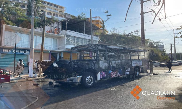 Incendian camión urbano en avenida de Acapulco