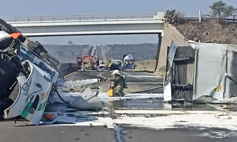 Chocan pipas con camioneta en autopista a Los Altos; hay derrame de ácido