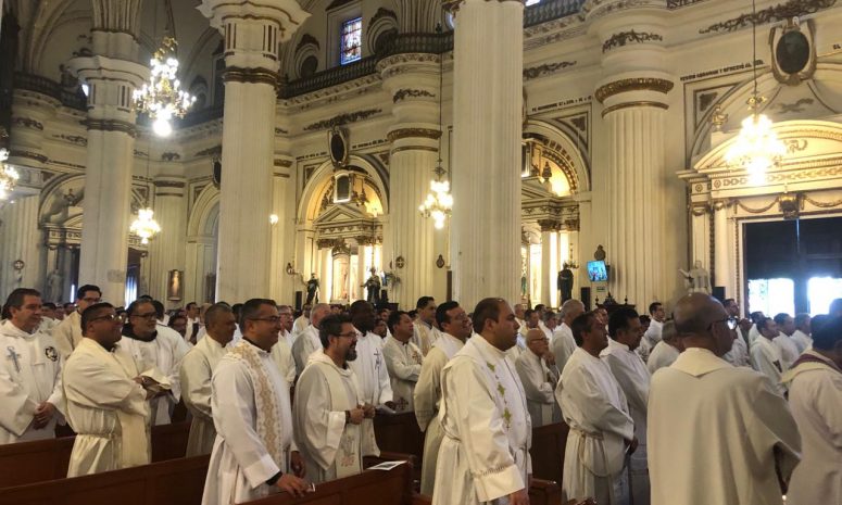 Más de 800 sacerdotes renuevan votos en Misa Crismal en Catedral de GDL