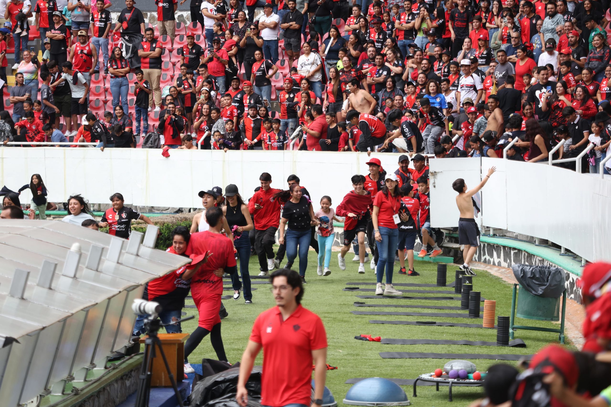 Invaden aficionados la cancha en práctica del Atlas - Quadratin Jalisco