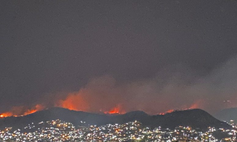 Incendio se acerca peligrosamente a las casas en Acapulco