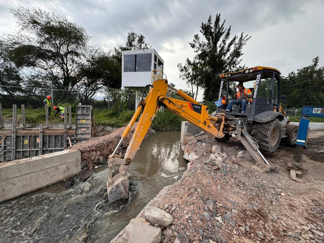 Realizan desazolve de canal pluvial para mitigar inundación en Adolf ...