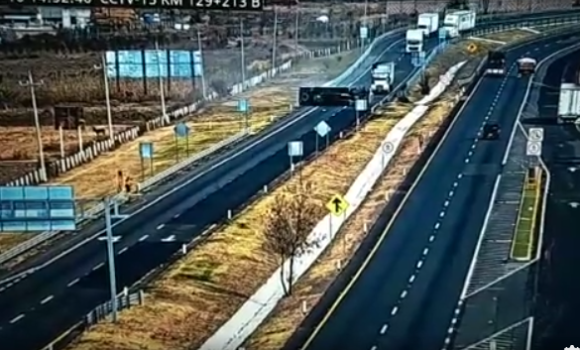 Choca tráiler contra muro de contención en la Autopista de Occidente ...