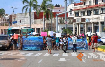 Pescadores bloquean la Costera de Acapulco para exigir censo por John ...
