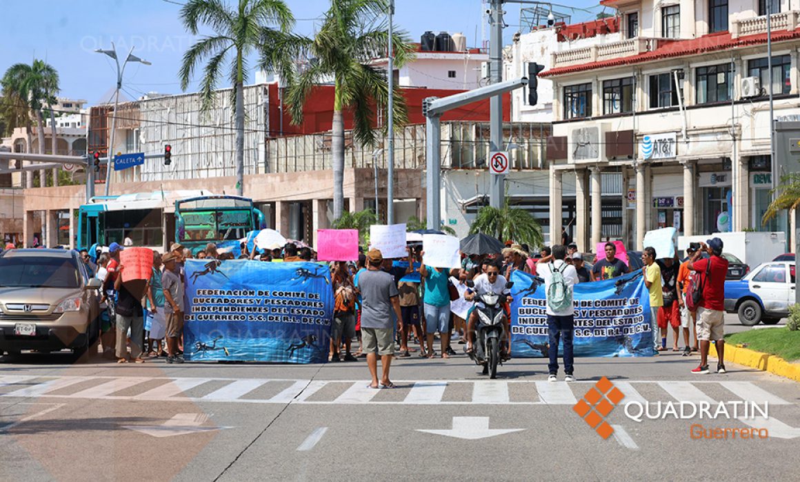 Pescadores bloquean la Costera de Acapulco para exigir censo por John