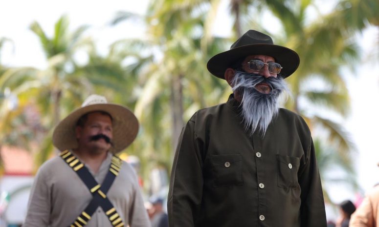 Miles de vallartenses disfrutan del desfile de la Revolución Mexicana 