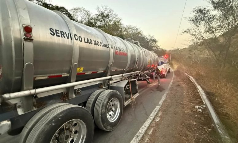 Concluye retiro de pipas y tractocamión en Cabo Corrientes