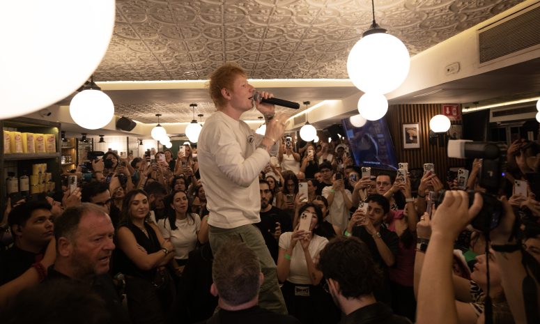 Arma Ed Sheeran un karaoke en Sala de Despecho en CDMX 