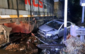 Morelia: auto es arrollado por el tren al intentar ganarle el paso ...