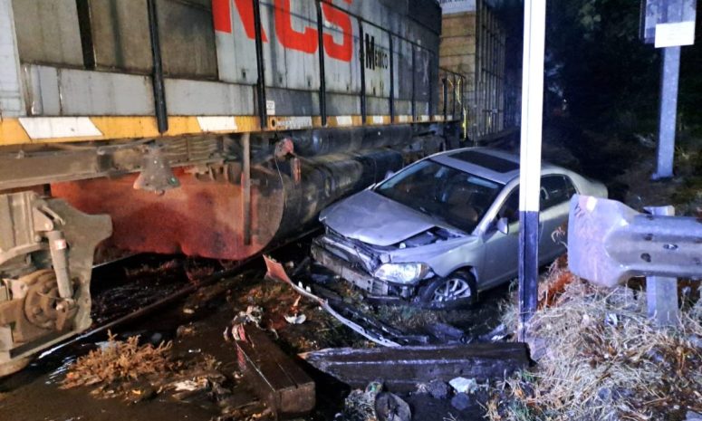 Morelia: auto es arrollado por el tren al intentar ganarle el paso