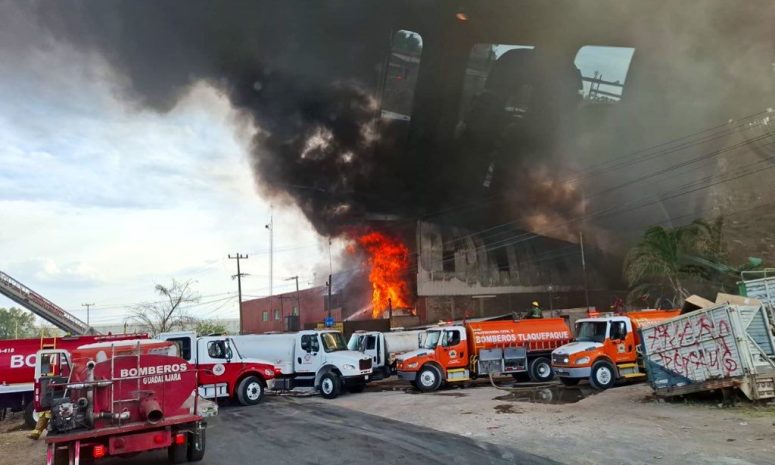 Registra Tlaquepaque incendio en recicladora y fábrica de muebles
