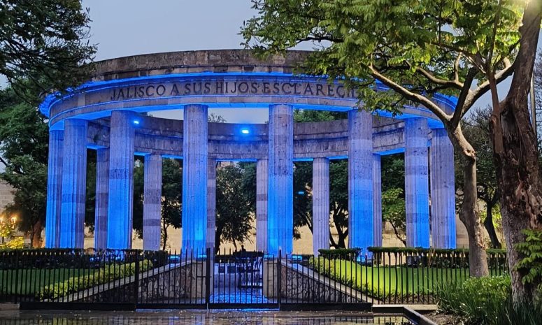 Iluminan monumentos y edificios de Guadalajara