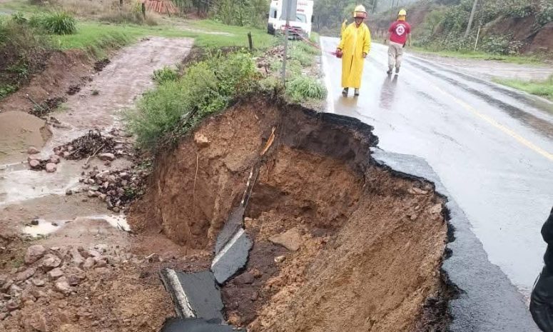 Se crea socavón en carretera de Mascota