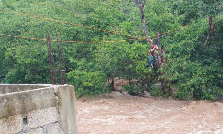 Rescatan a joven arrastrado por río desbordado por Erick en Guerrero