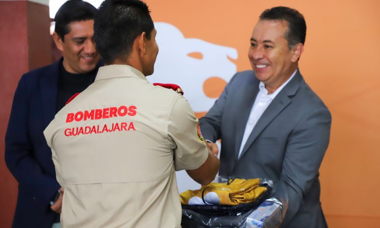 Dan uniformes a policías y bomberos tapatíos que irán a juegos mundiales
