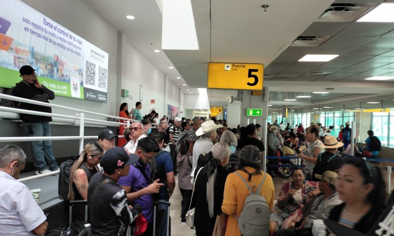 Llaman a tomar medidas por alza de usuarios en aeropuerto de Vallarta