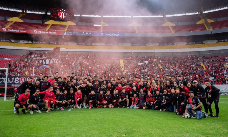 Recibe Atlas el cobijo de su afición con el banderazo rojinegro