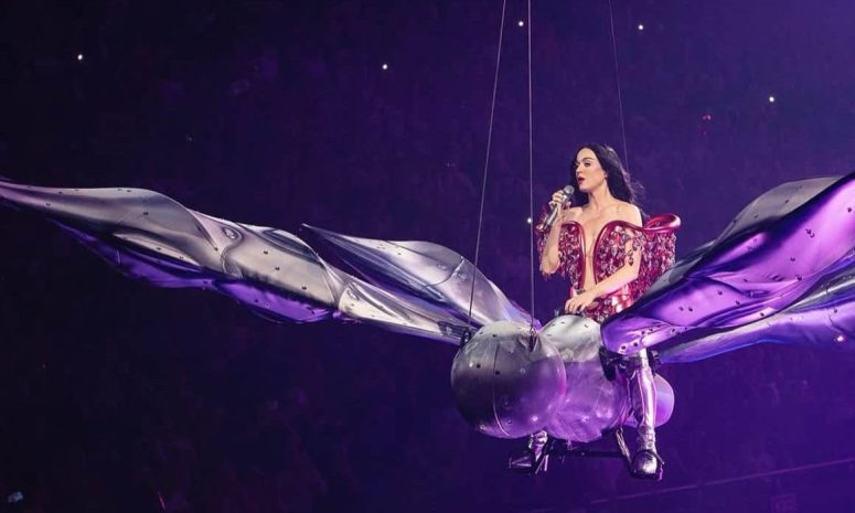 Sufre desperfecto aparato mecánico en el que volaba Katy Perry
