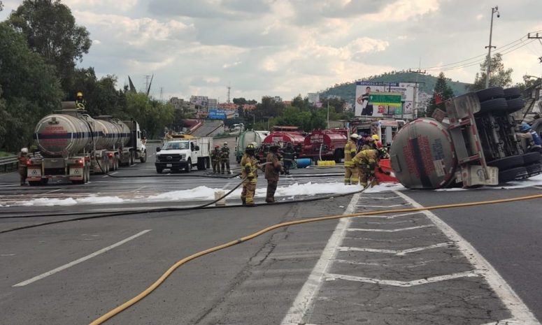 Tras 7 horas de volcadura de pipa, aún cerrada autopista México-Pachuca