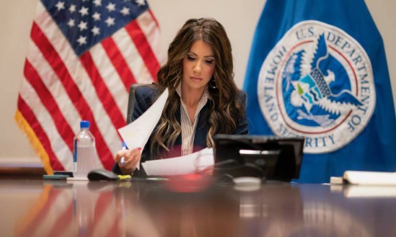 Ampliará Trump operativos migratorios en Chicago, confirma Kristi Noem