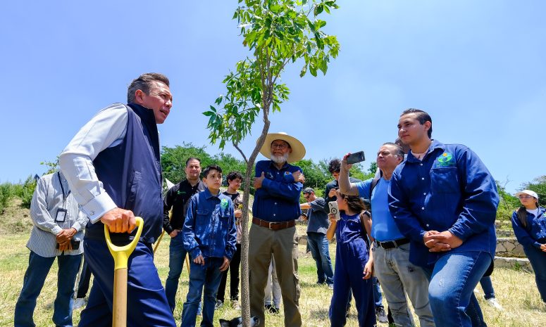Participa Lemus en reforestación de Colomos III