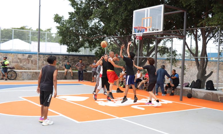 Entregan apoyos vecinales y rehabilitan unidad deportiva en Polanquito