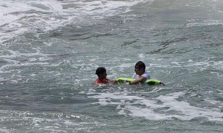 Turista ingresa al mar pese a alerta de riesgo; es rescatado