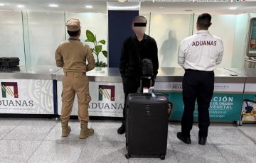 Aseguran en el AICM 8 kilos de cocaína oculta en artesanía desde Perú