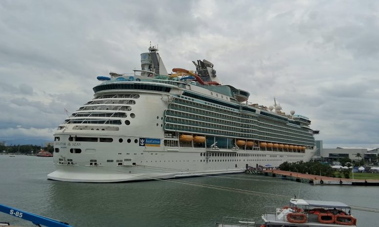 Vallarta recibe al Navigator of the Seas con miles de turistas