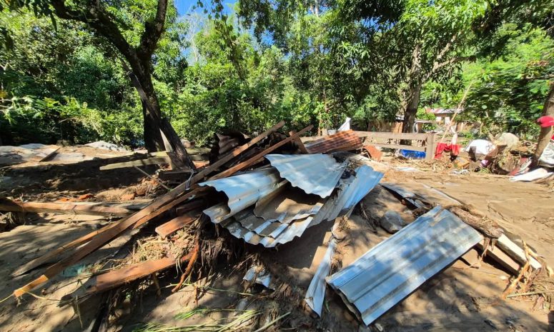 Suman 5 viviendas destruidas y más de 15 bloqueos en carreteras de Talpa