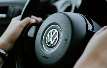 Retiran más de 208,000 Volkswagen y Audi por falla de dirección