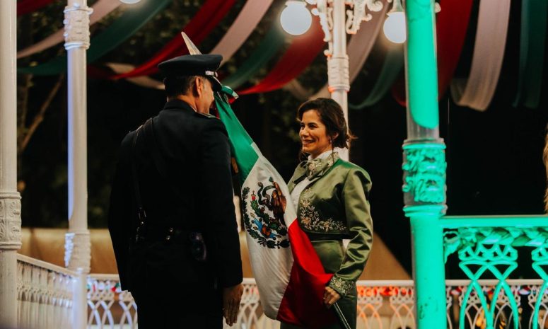 Celebra Vero Delgadillo el Grito de Independencia en la Glorieta Chapalita