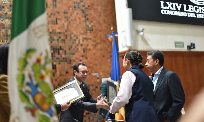Reconoce el Congreso de Jalisco trayectoria de 127 trabajadores