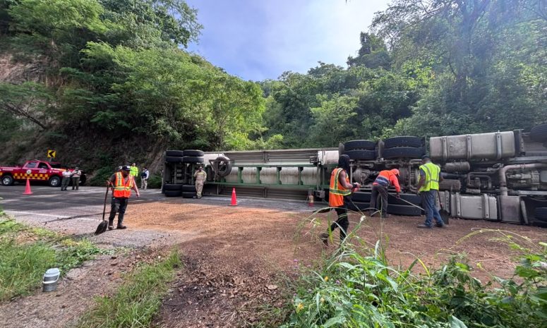 Cierran la Estatal 544 entre Vallarta y San Sebastián del Oeste por accidente